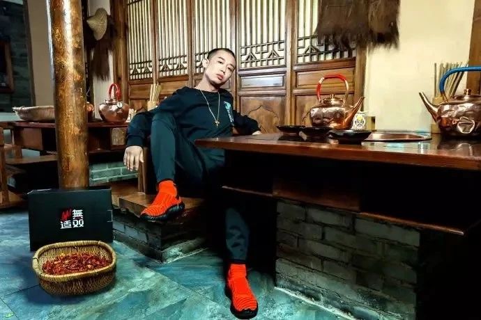 李宁GAI联名款“GAI适無双”高帮袜套鞋和“天干物躁”套装.jpg