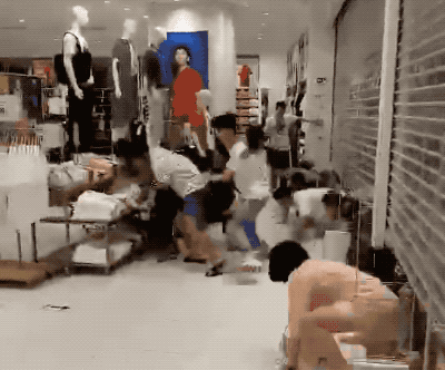 优衣库疯抢KAWS联名款T恤.gif