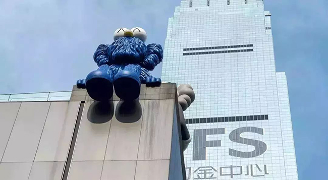 巨型KAWS雕塑.jpg