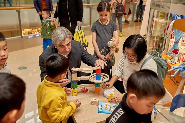 Hape集团创始人兼总裁彼得·汉斯丹先生在开业典礼.jpg
