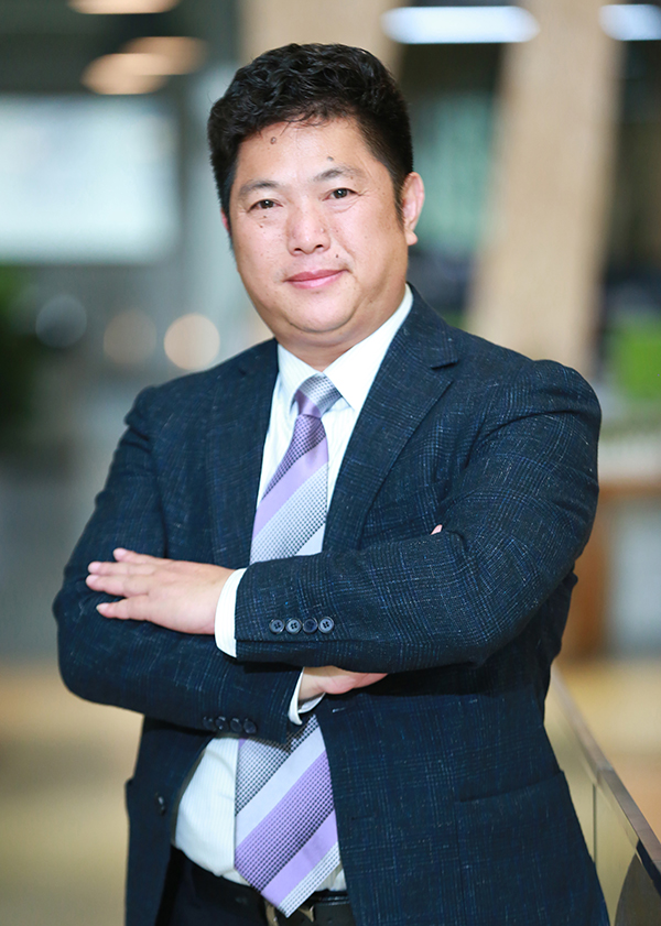 哈灵教育董事长陈哈利形象照.jpg