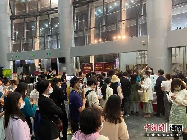 《只此青绿》周边文创产品销售柜台.jpg