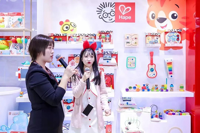 往届展会现场达人逛展.jpg