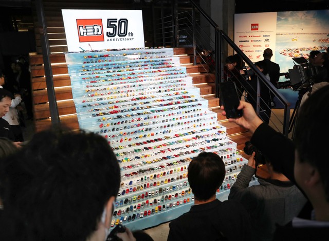 纪念发售50周年展示了约1000种多美卡.jpg
