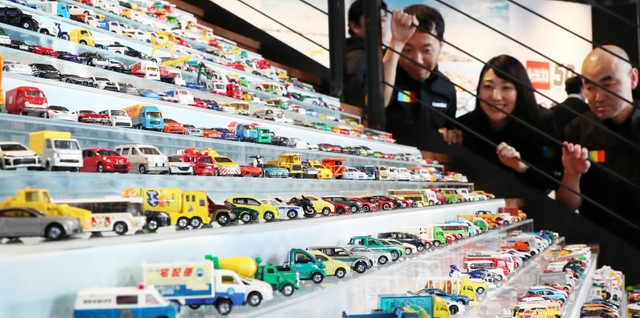 纪念发售50周年展示了约1000种多美卡.jpg