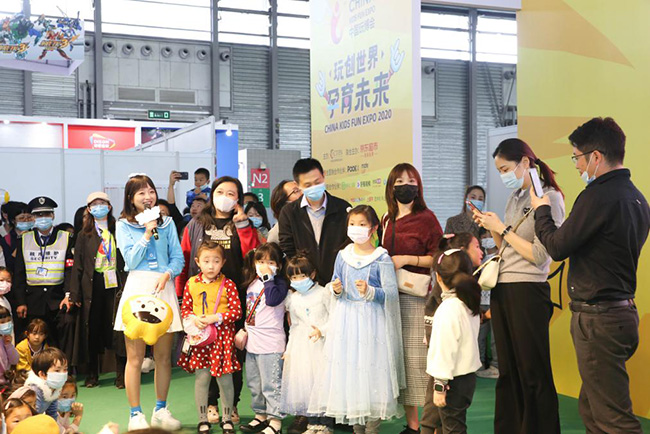 伶可家族 全家欢大舞台.jpg