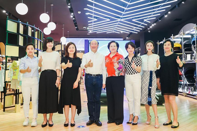 好孩子集团及苏州中心商场高层出席开业仪式.jpg