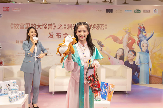 剧集女主角李小雨扮演者裴佳欣与玩具合影.jpg