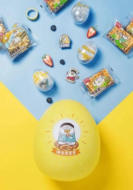 盼盼食品与潮流IP小刘鸭进行过一场食玩跨界合作.jpg